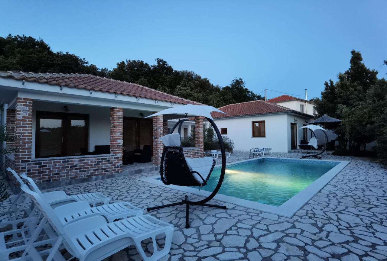 Holiday Homes Sintija Kampor Esterno foto