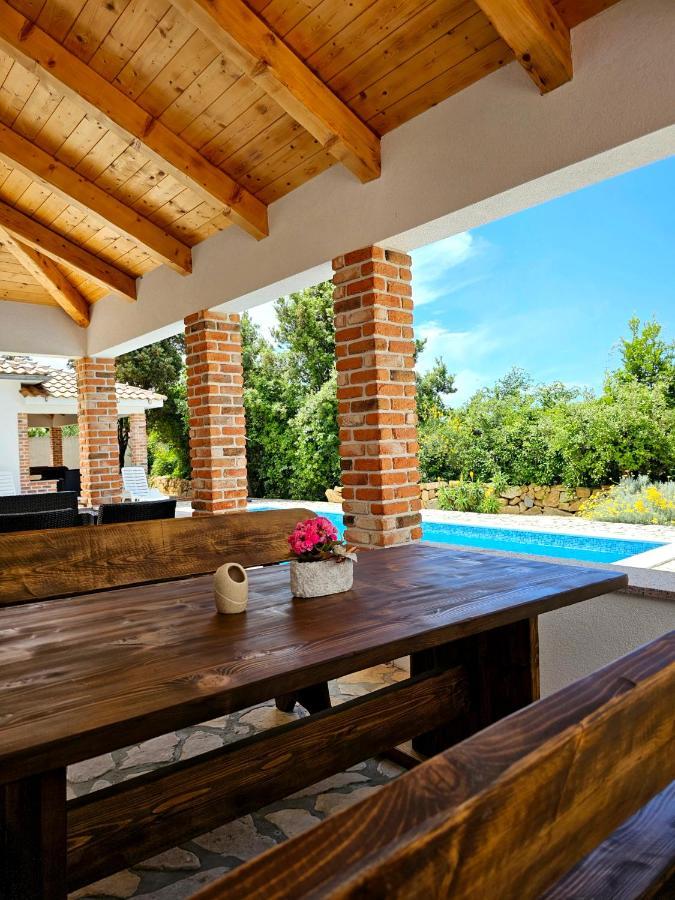 Holiday Homes Sintija Kampor Esterno foto